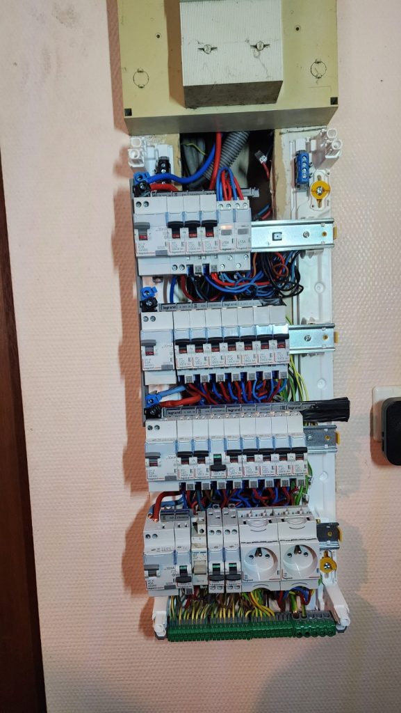 Nouveau tableau électrique Legrand de 4 rangées câblé avec interrupteurs différentiels 30 mA à Toulouse